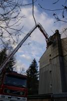 Zerwane blachy z dachów